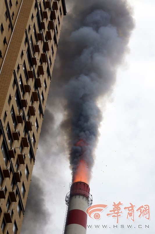 西安朱雀热力公司大烟囱起火 大火持续3小时居民连夜撤离